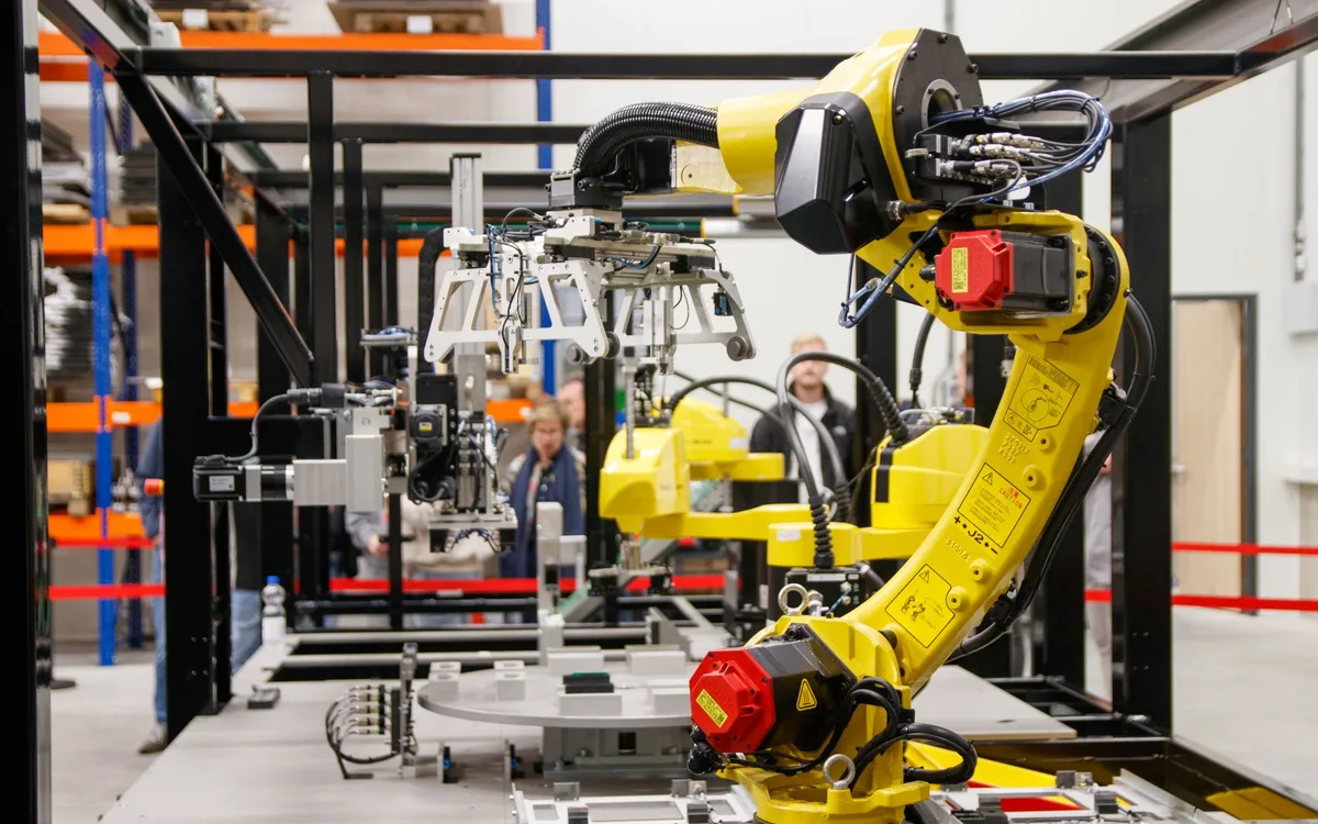 Cobot pakujący produkty na linii produkcyjnej