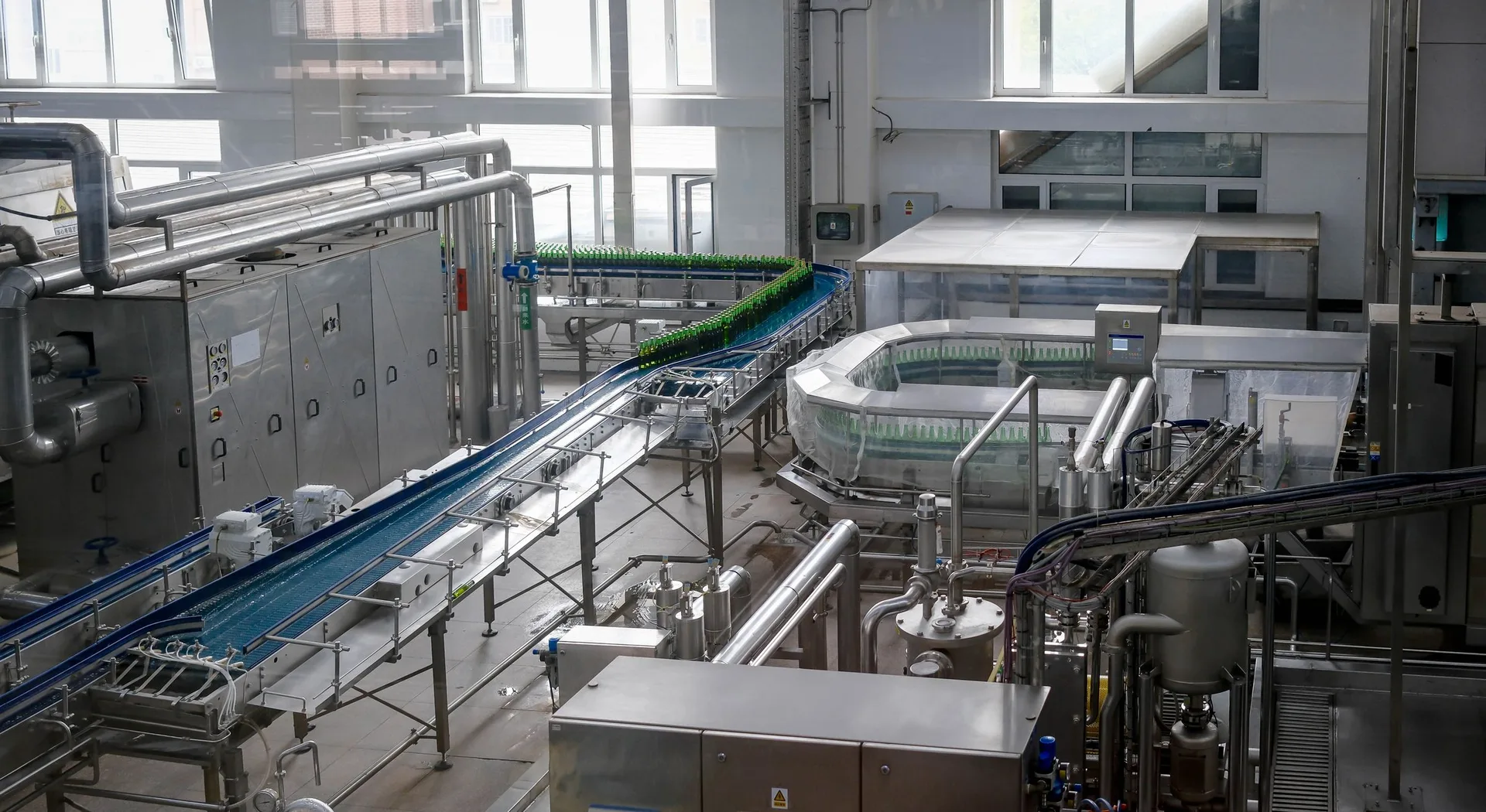 Zrobotyzowana linia pakująca w zakładzie produkcyjnym