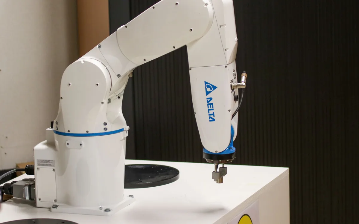 Robot paletyzujący układający kartony na palecie